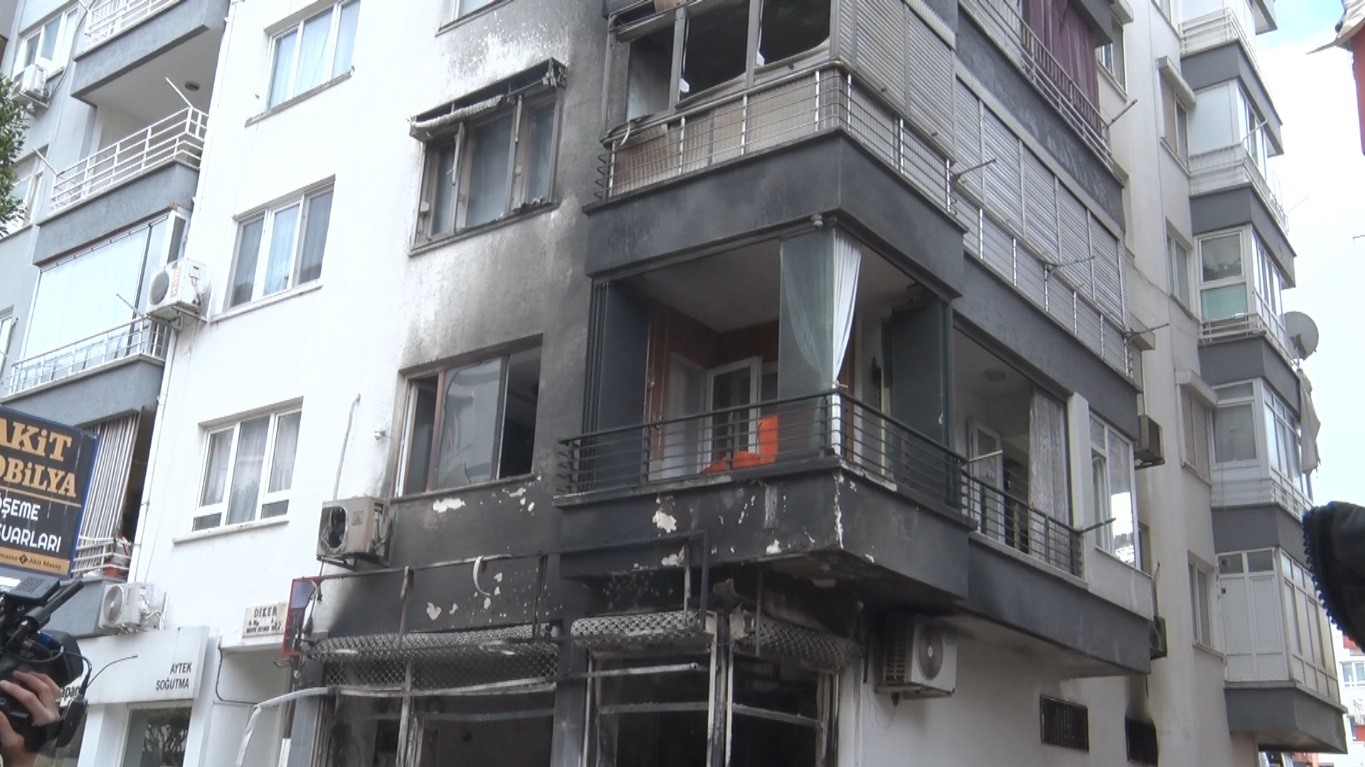 Mobilya imalathanesindeki yangında 3 kişi dumandan etkilendi
