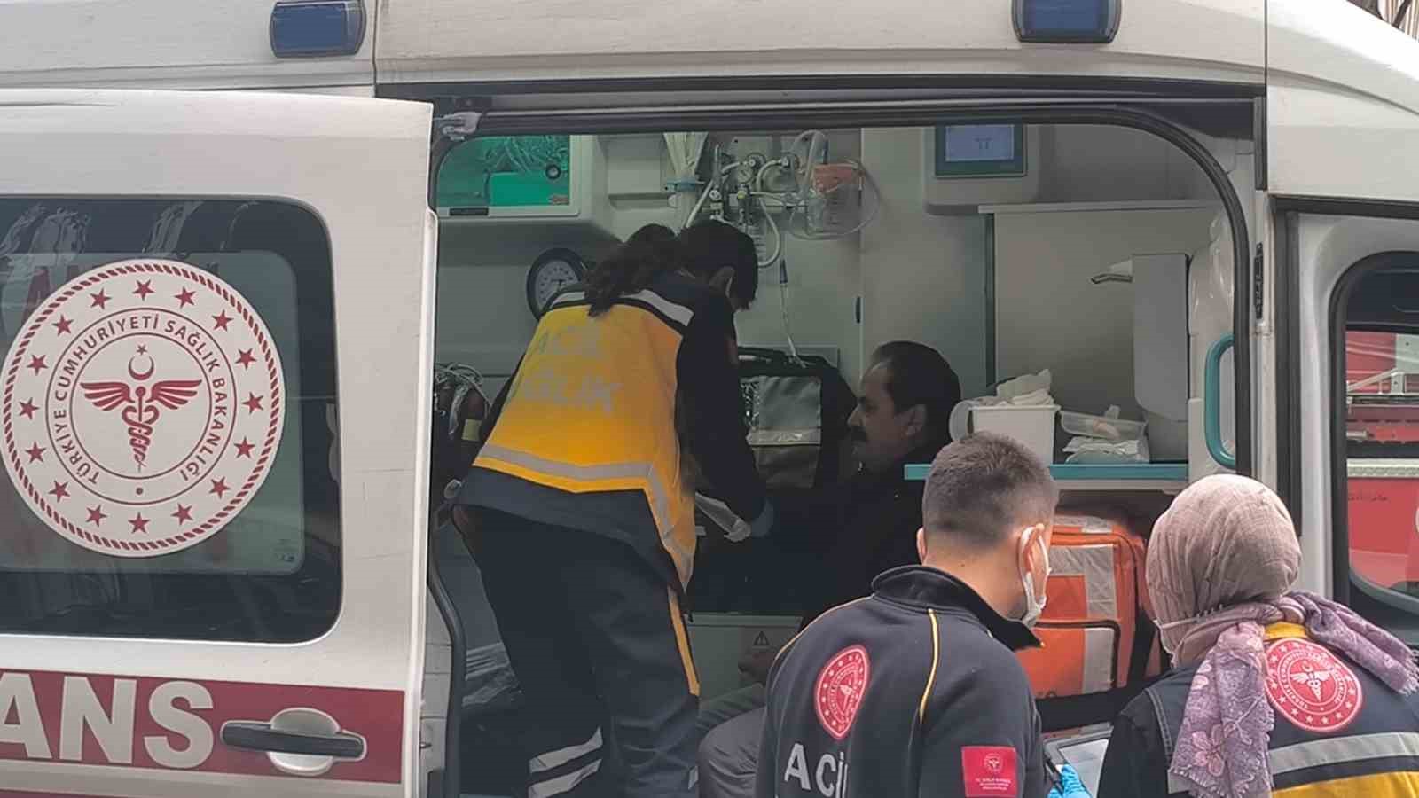 Mobilya imalathanesindeki yangında 3 kişi dumandan etkilendi
