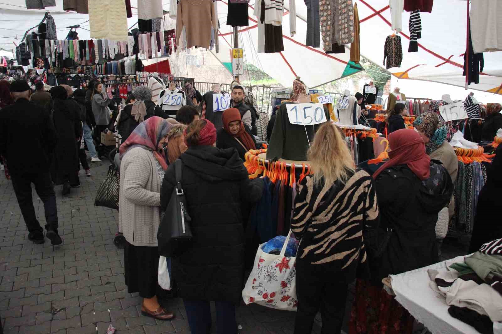 Modayı uygun fiyata takip etmek isteyenler bu pazarda buluşuyor
Modayı uygun fiyata takip etmek isteyenler bu pazarda buluşuyor