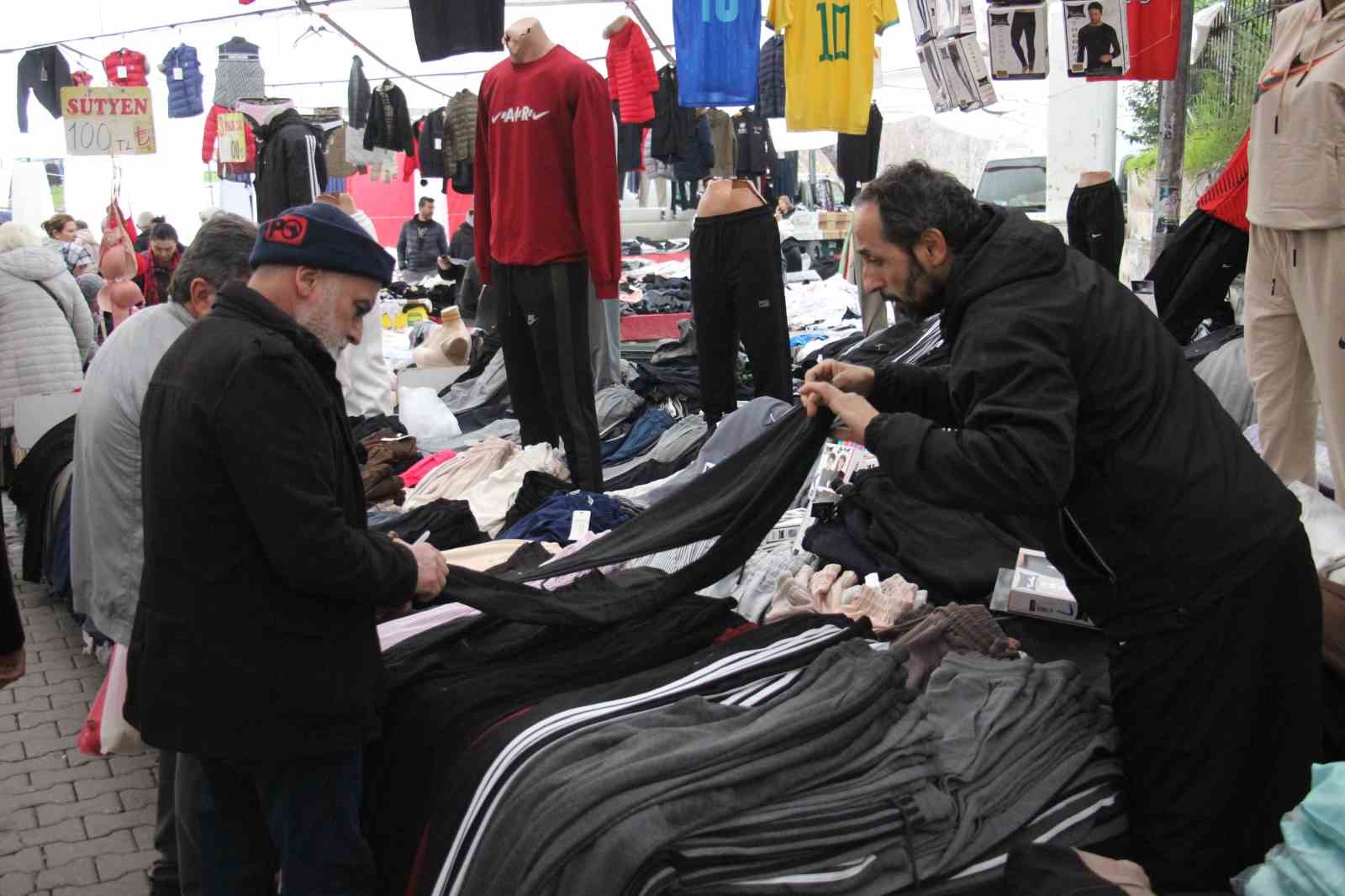 Modayı uygun fiyata takip etmek isteyenler bu pazarda buluşuyor
Modayı uygun fiyata takip etmek isteyenler bu pazarda buluşuyor