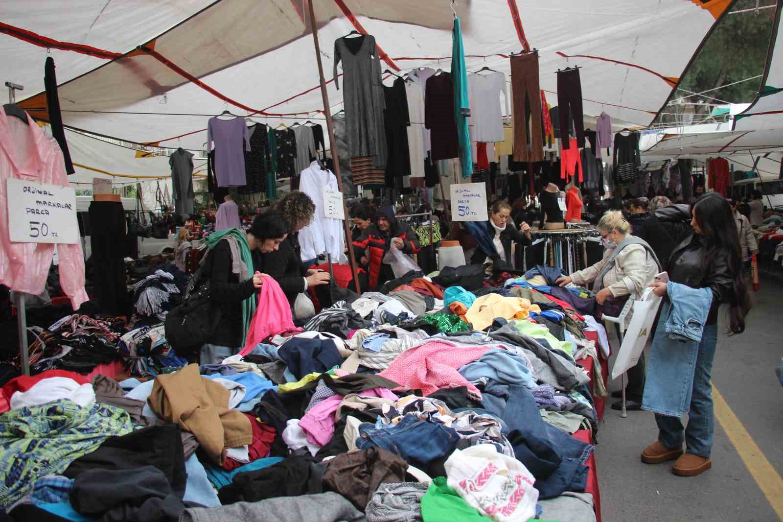 Modayı uygun fiyata takip etmek isteyenler bu pazarda buluşuyor
Modayı uygun fiyata takip etmek isteyenler bu pazarda buluşuyor