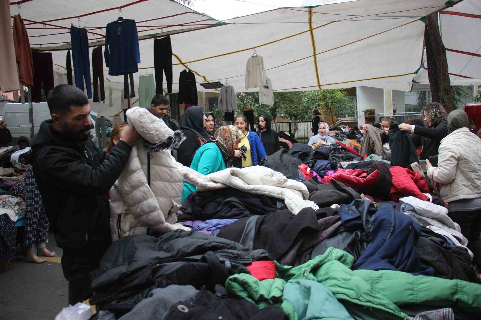 Modayı uygun fiyata takip etmek isteyenler bu pazarda buluşuyor
Modayı uygun fiyata takip etmek isteyenler bu pazarda buluşuyor