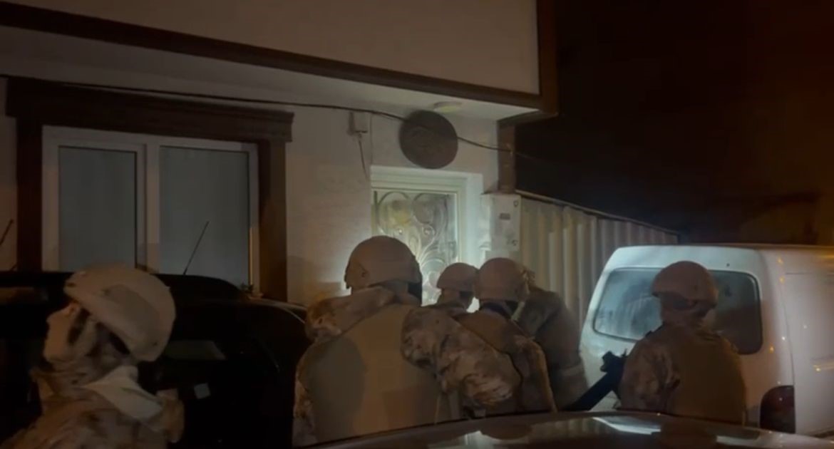 Molotoflu saldırı kamerada, suç örgütü özel harekât baskınıyla yakalandılar
