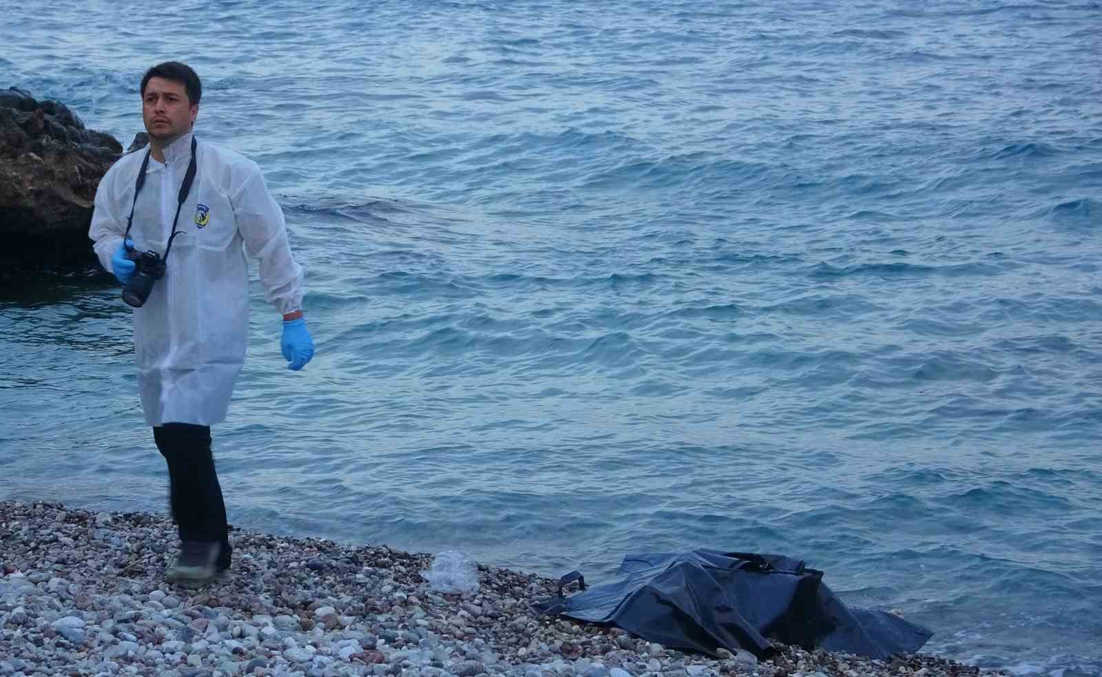 Montuyla ayakkabısını çıkarıp kot ve atletle denize giren genç boğuldu
