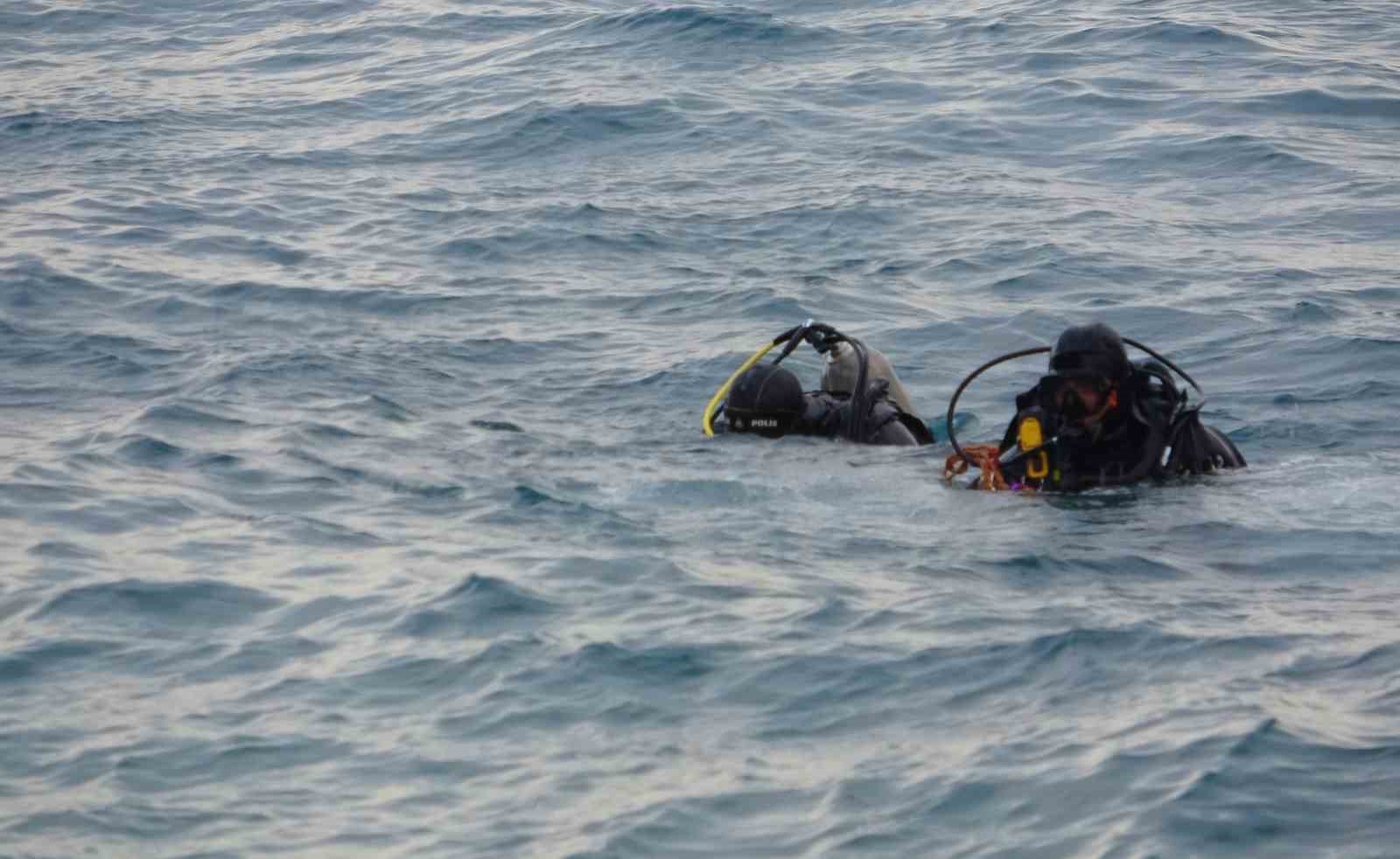 Montuyla ayakkabısını çıkarıp kot ve atletle denize giren genç boğuldu
