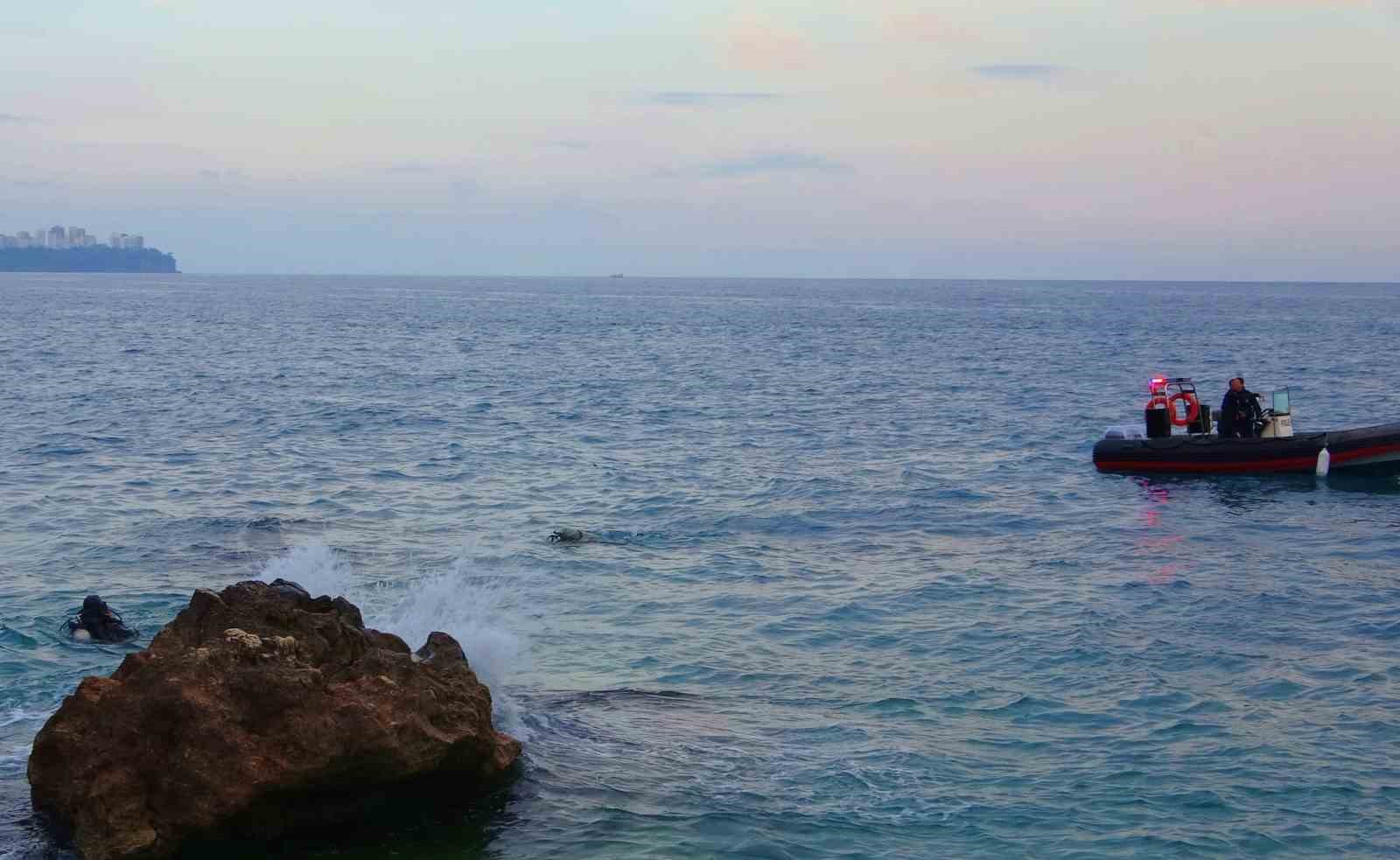 Montuyla ayakkabısını çıkarıp kot ve atletle denize giren genç boğuldu
