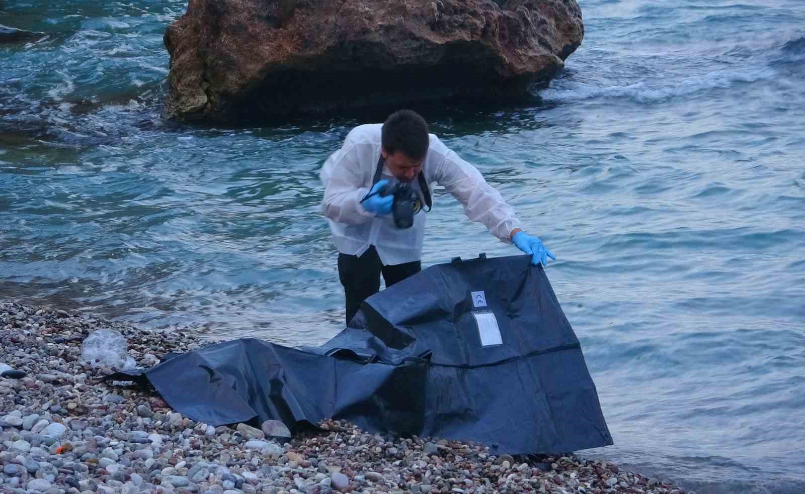 Montuyla ayakkabısını çıkarıp kot ve atletle denize giren genç boğuldu
