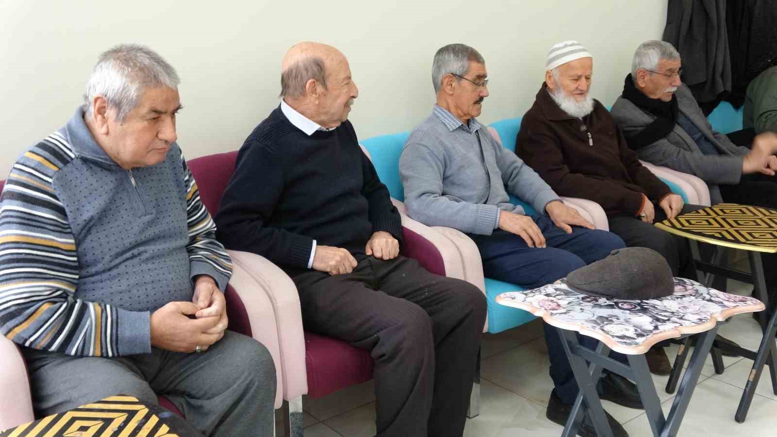 Moral Evi’nin renkli kişiliği çevresine neşe saçıyor
