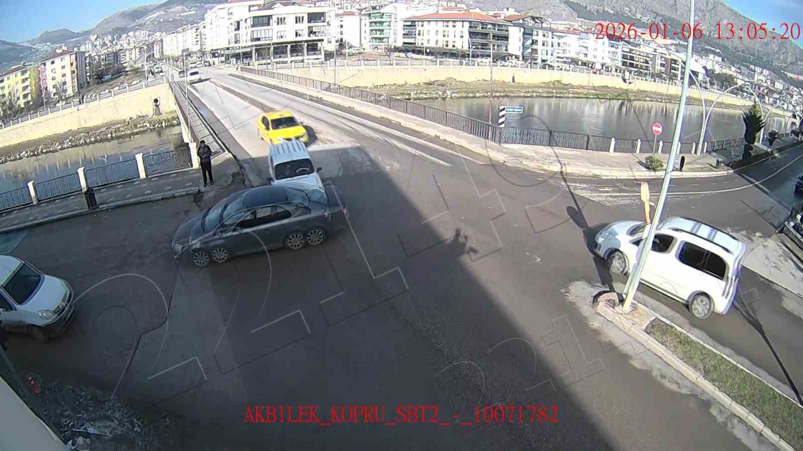 Motokuryenin otomobile çarparak savrulduğu kaza kamerada
