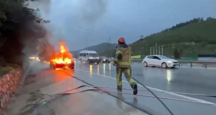 Motor arızası veren otomobil alev alev yandı
