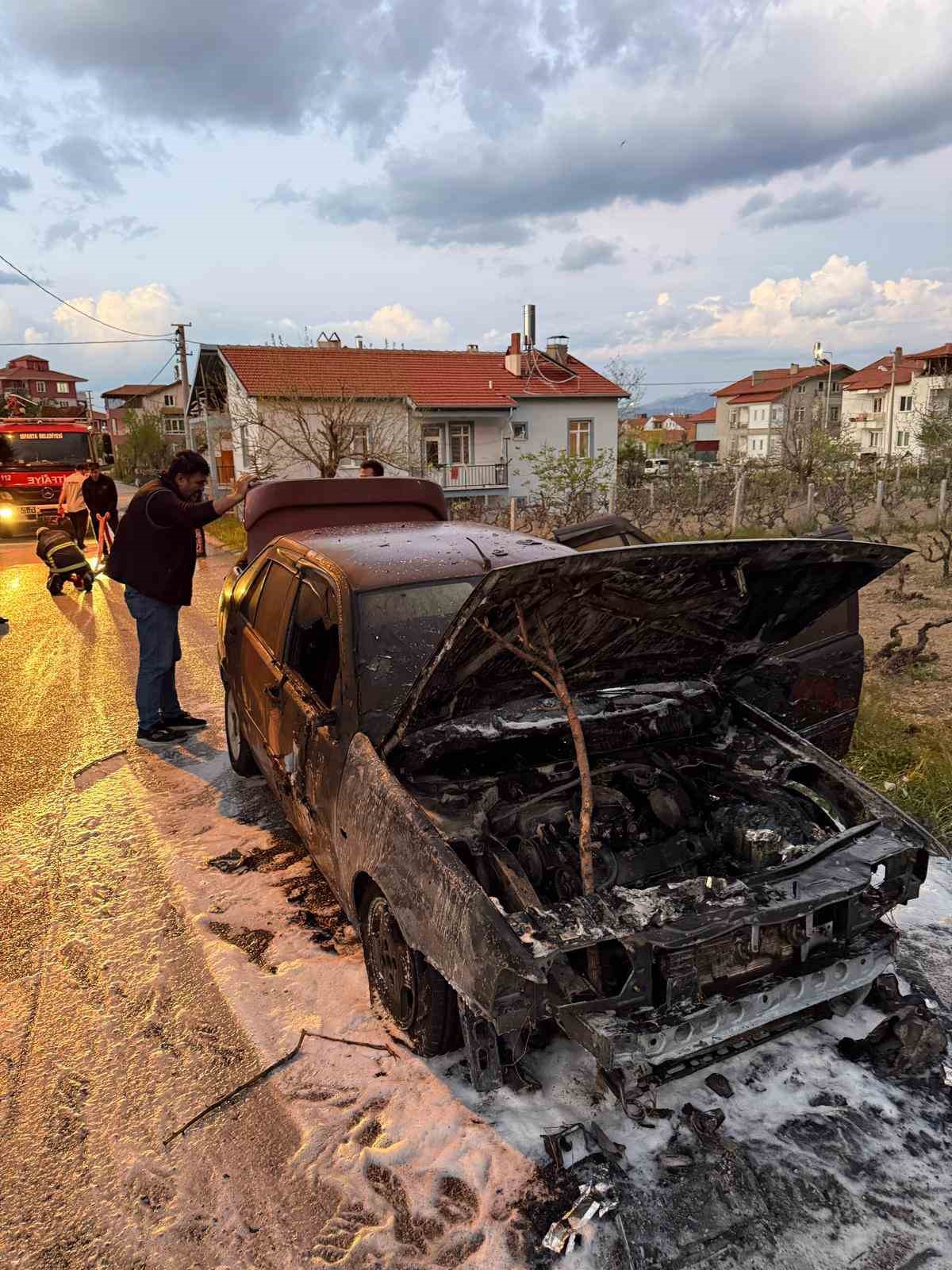 Motor kısmında çıkan yangın otomobili küle çevirdi
