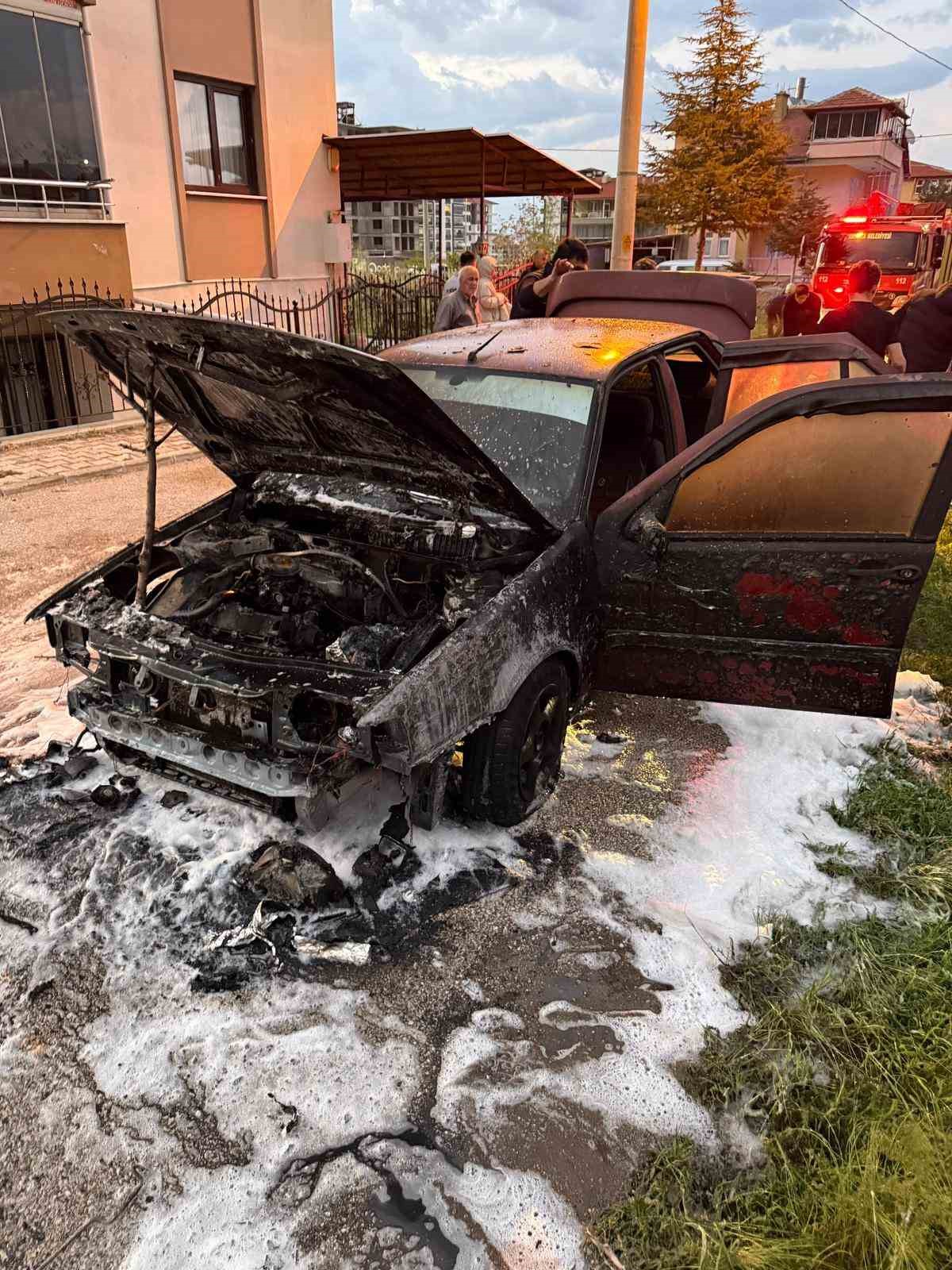 Motor kısmında çıkan yangın otomobili küle çevirdi
