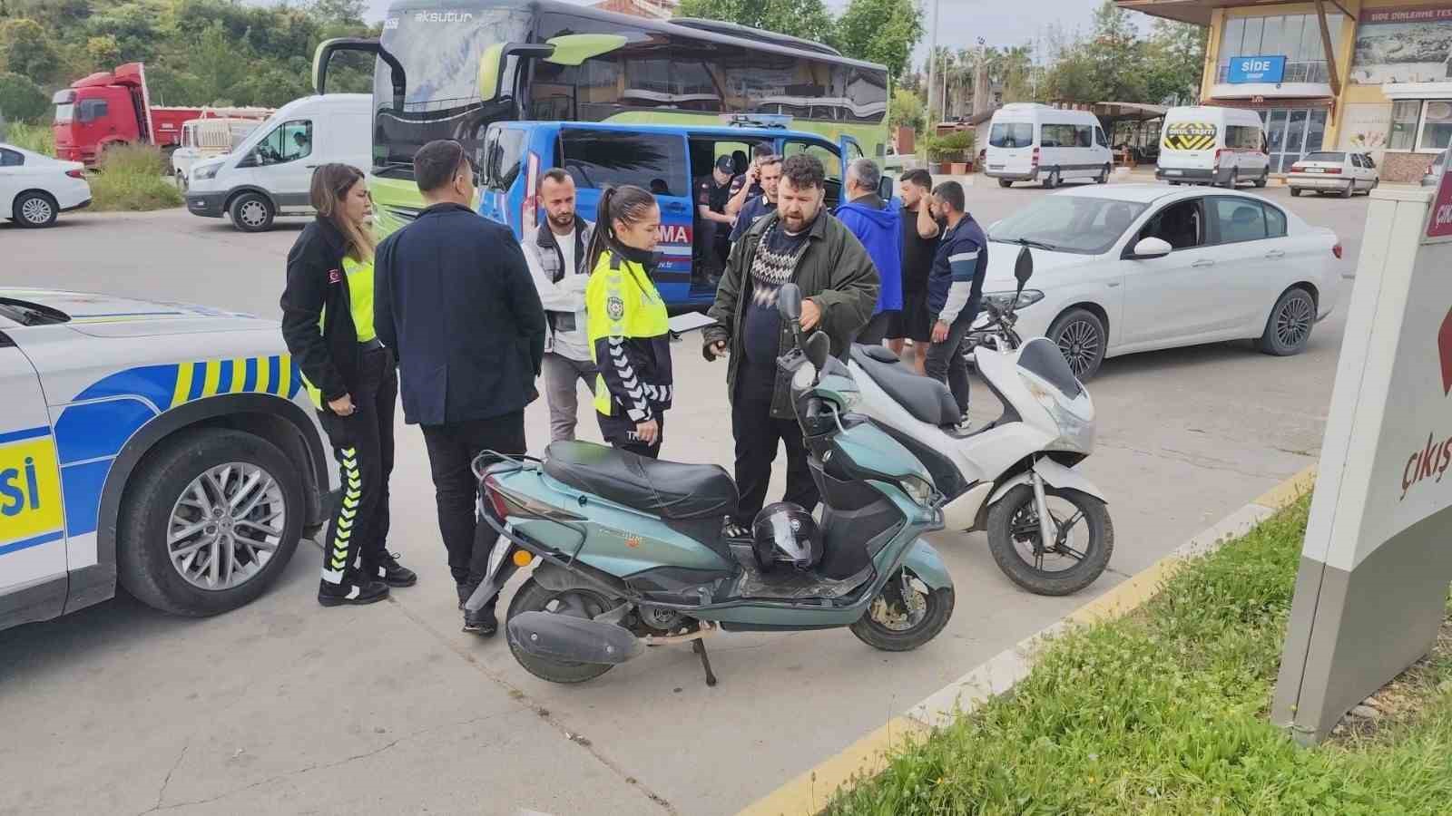 Motorlu bisiklet, motosiklete arkadan çarptı: 2 sürücü yaralandı
