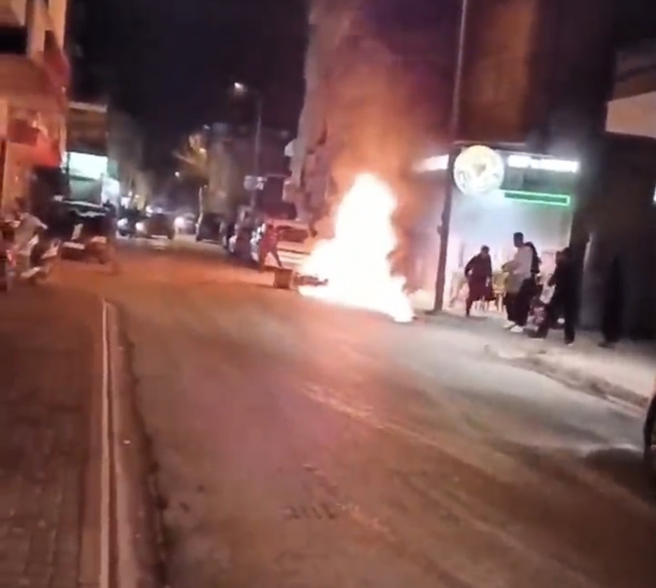 Motosiklet alev alev yandı
