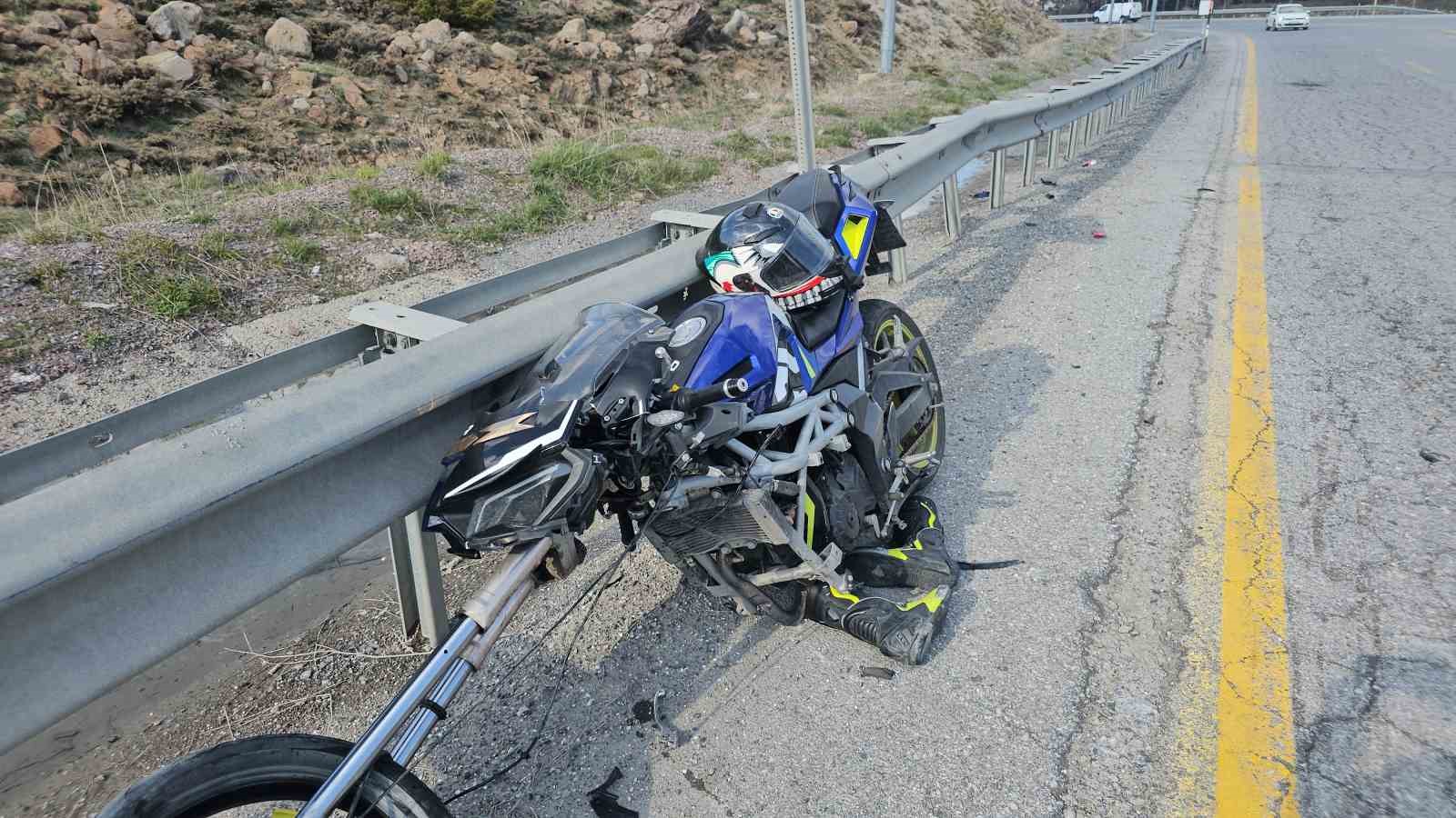 Motosiklet bariyere çarptı: 1 yaralı
