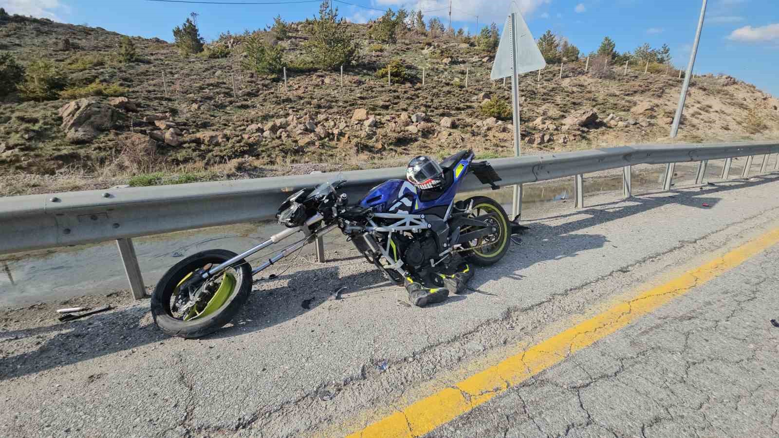 Motosiklet bariyere çarptı: 1 yaralı
