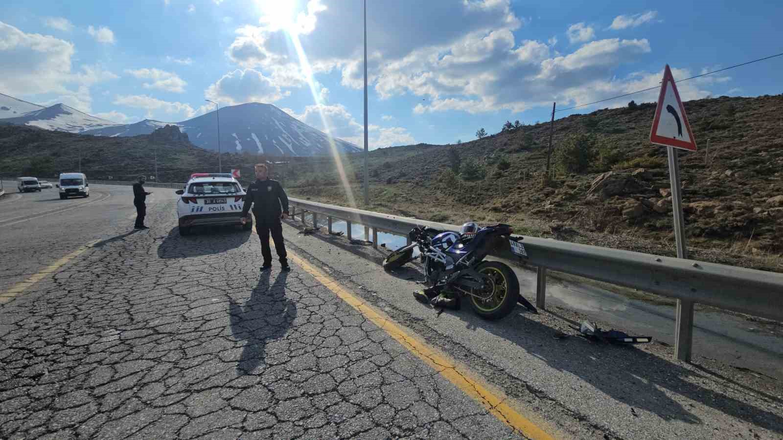 Motosiklet bariyere çarptı: 1 yaralı
