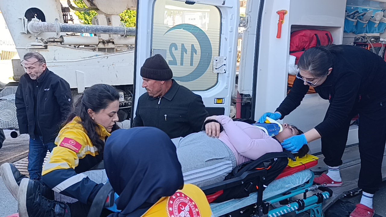 Motosiklet beton kamyonuna çarptı: 1 yaralı
