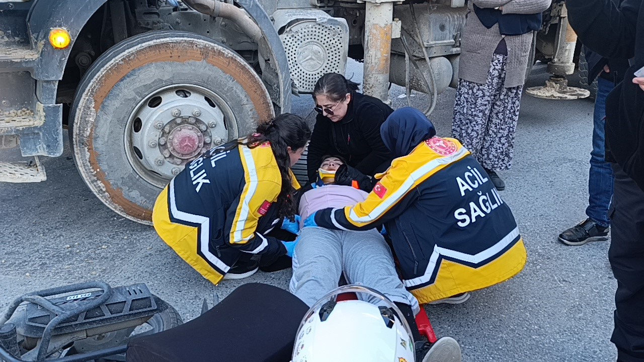 Motosiklet beton kamyonuna çarptı: 1 yaralı
