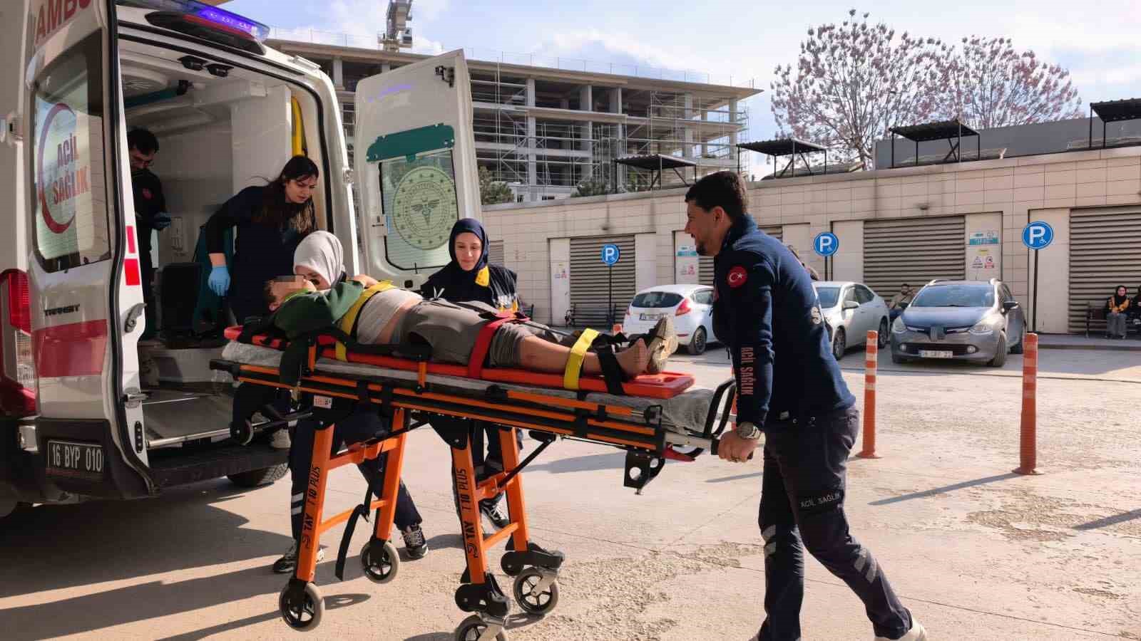 Motosiklet ile bisiklet çarpıştı, 3 kişi yaralandı
