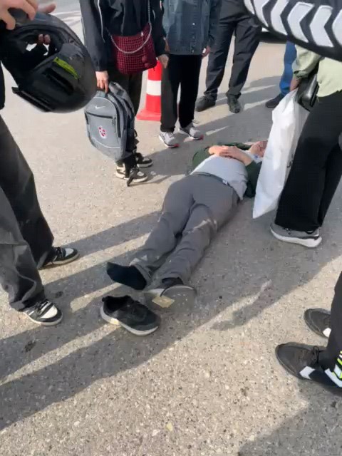 Motosiklet ile bisiklet çarpıştı, 3 kişi yaralandı
