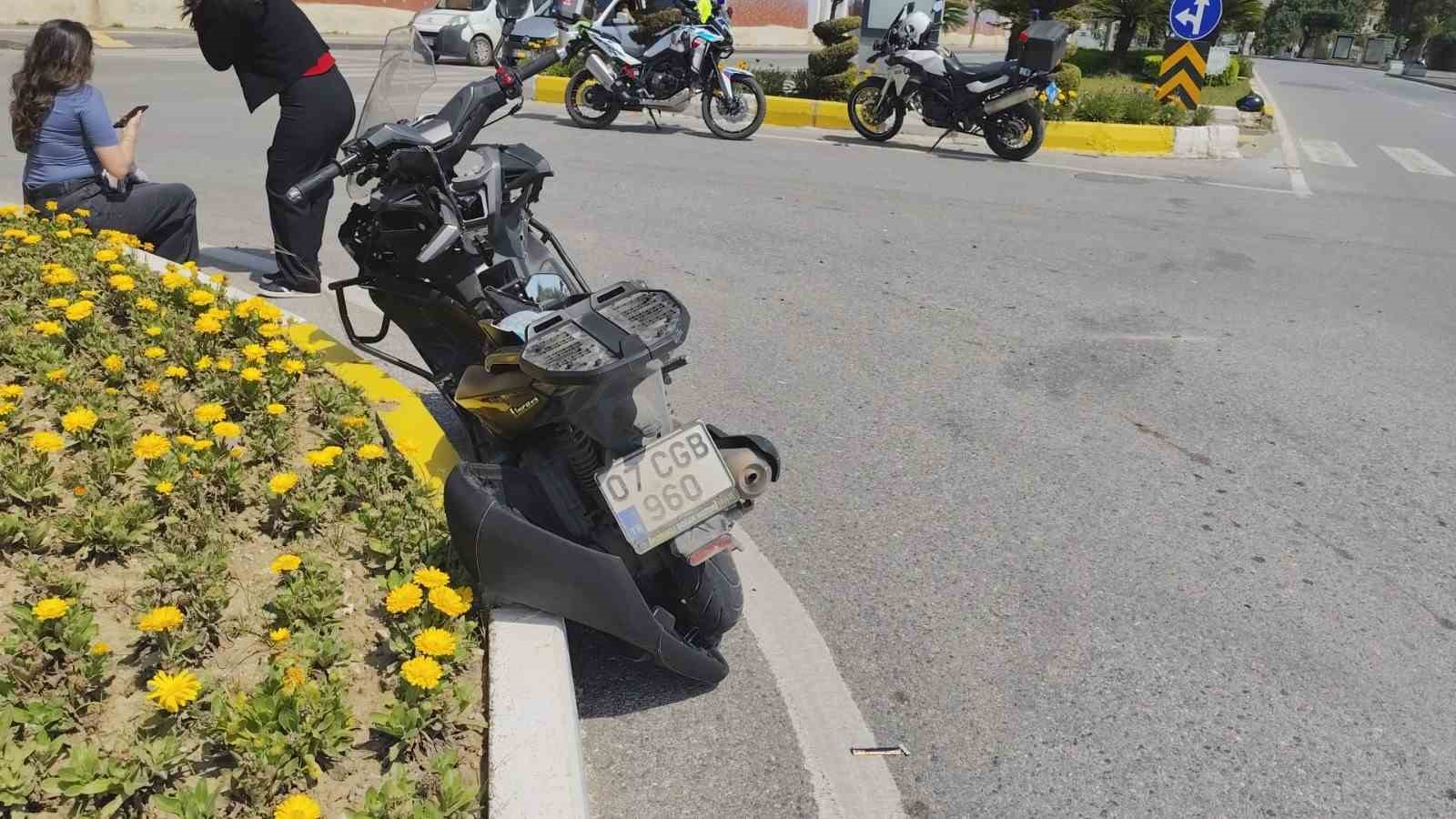 Motosiklet ile otomobil çarpıştı, 2 genç yaralandı
