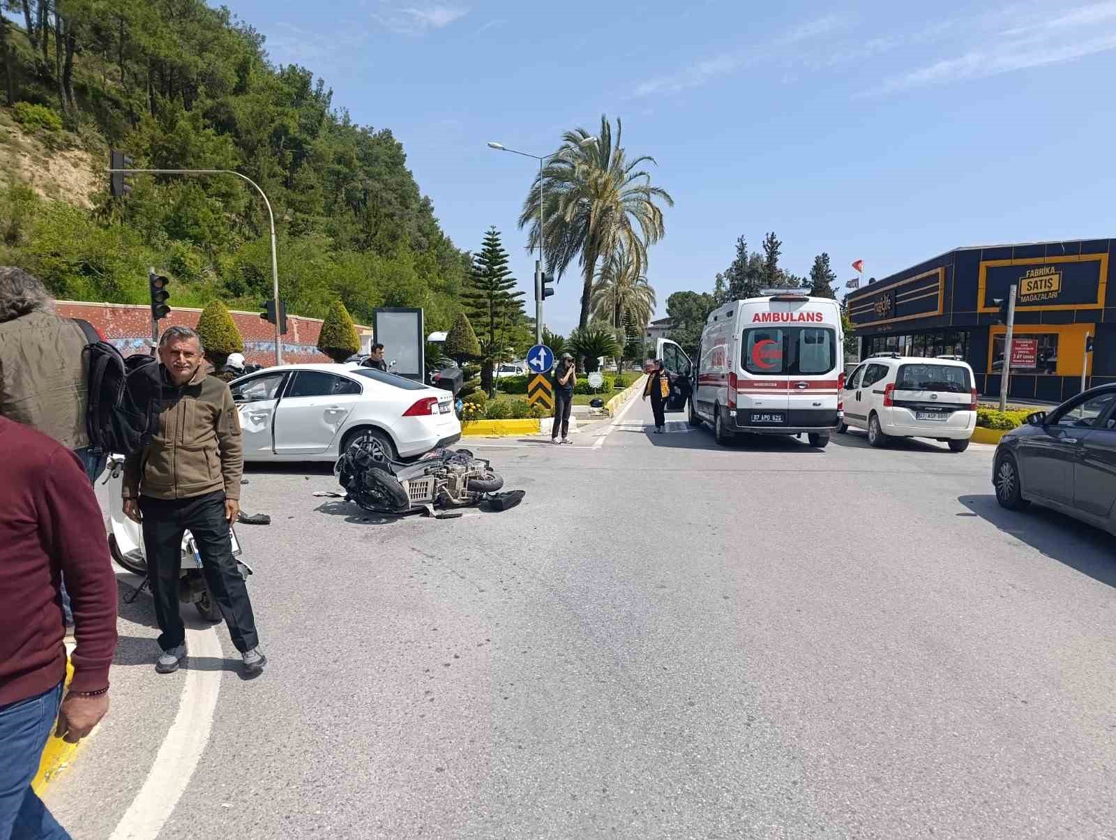 Motosiklet ile otomobil çarpıştı, 2 genç yaralandı
