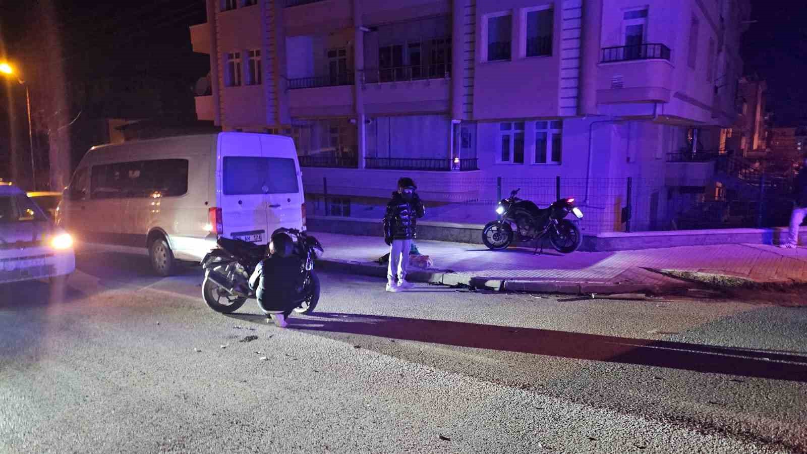 Motosiklet ile otomobil çarpıştı: 2 yaralı
