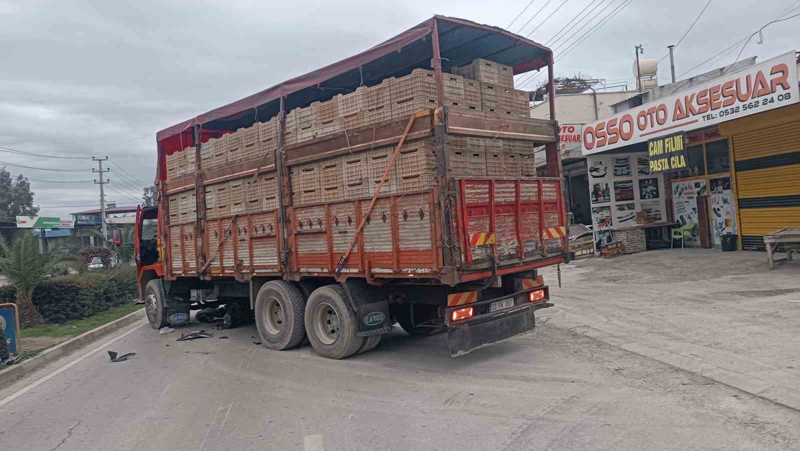 Motosiklet kamyonun altına girdi, savrulan sürücü ağır yaralandı
