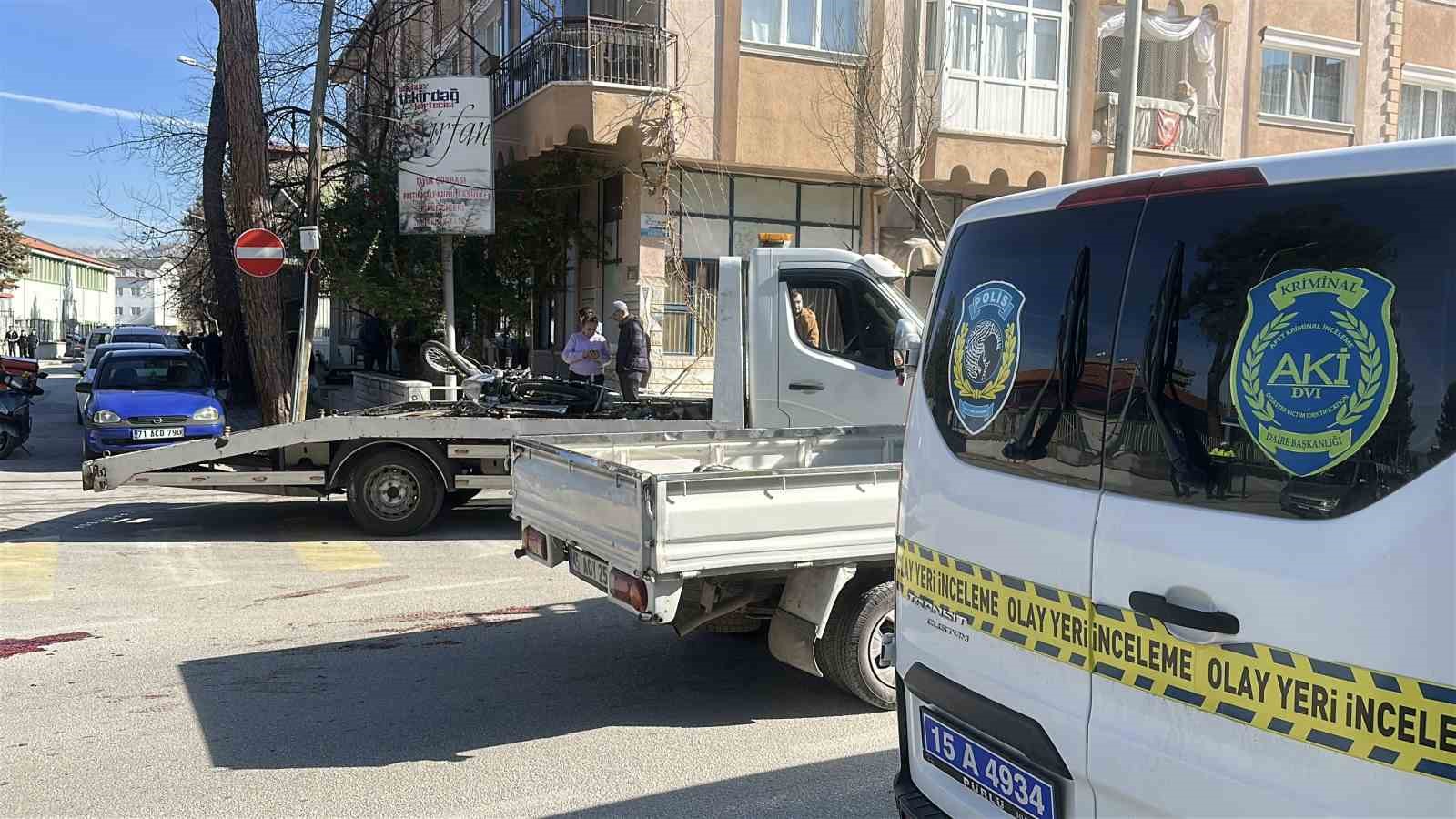 Motosiklet kavşağa kontrolsüz girerek otomobile çarptı: 1’i ağır 2 yaralı
