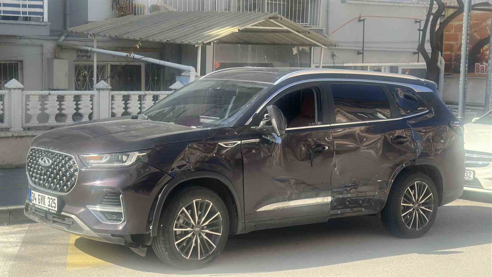 Motosiklet kavşağa kontrolsüz girerek otomobile çarptı: 1’i ağır 2 yaralı

