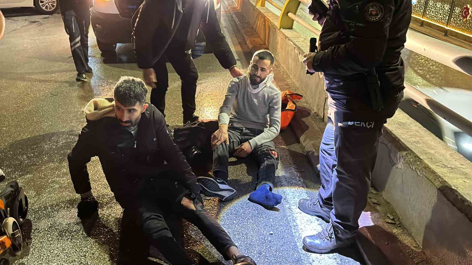 Motosiklet, otomobile arkadan çarptı: 2 yaralı
