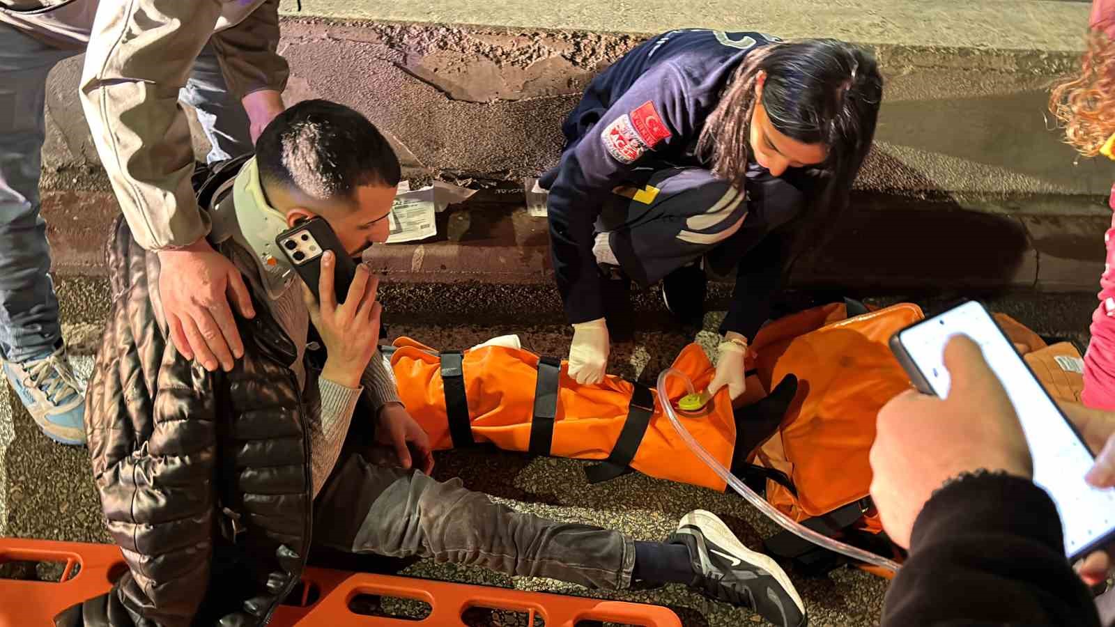 Motosiklet, otomobile arkadan çarptı: 2 yaralı
