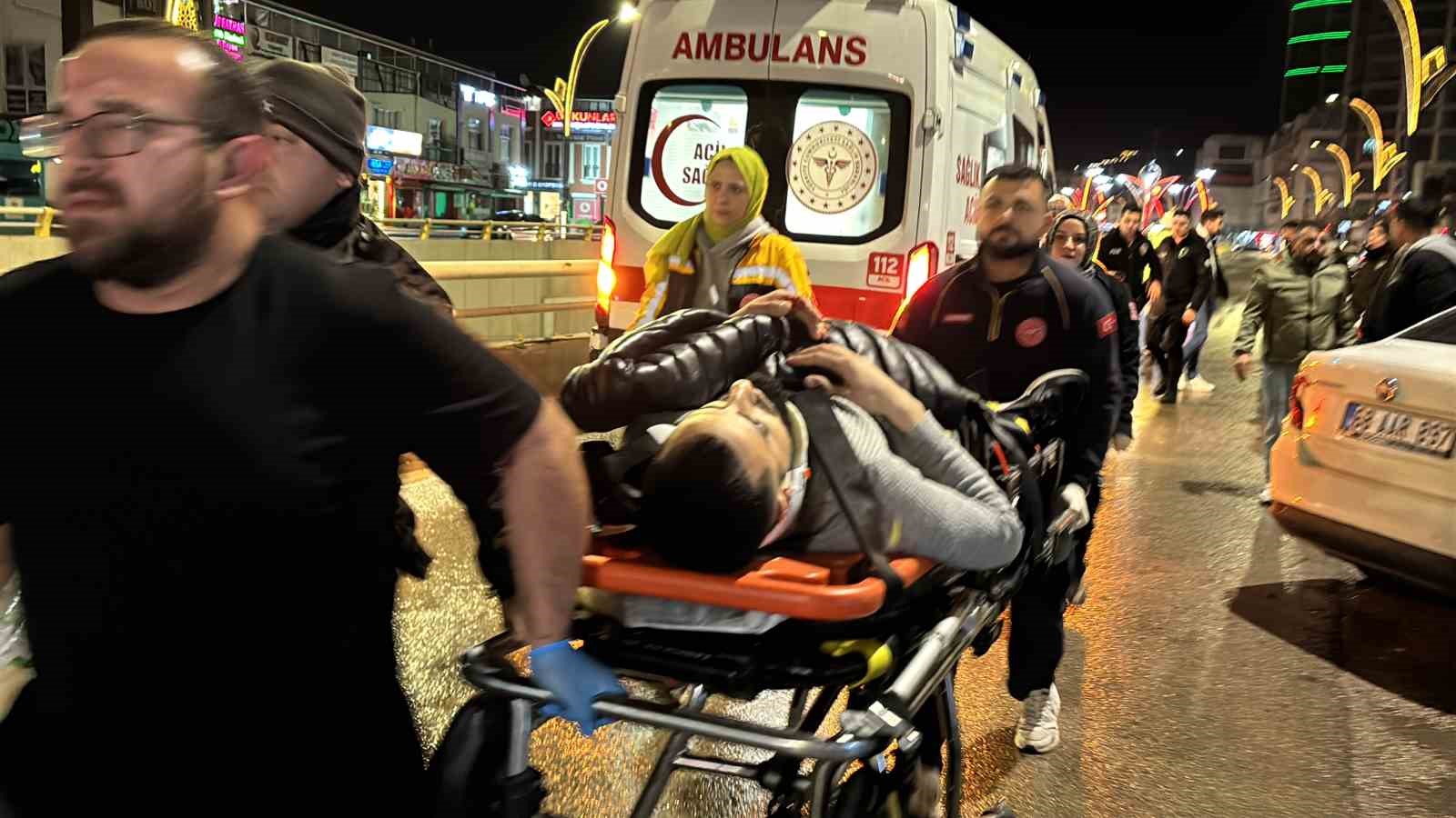 Motosiklet, otomobile arkadan çarptı: 2 yaralı
