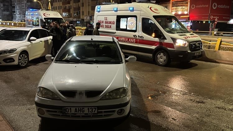 Motosiklet, otomobile arkadan çarptı: 2 yaralı
