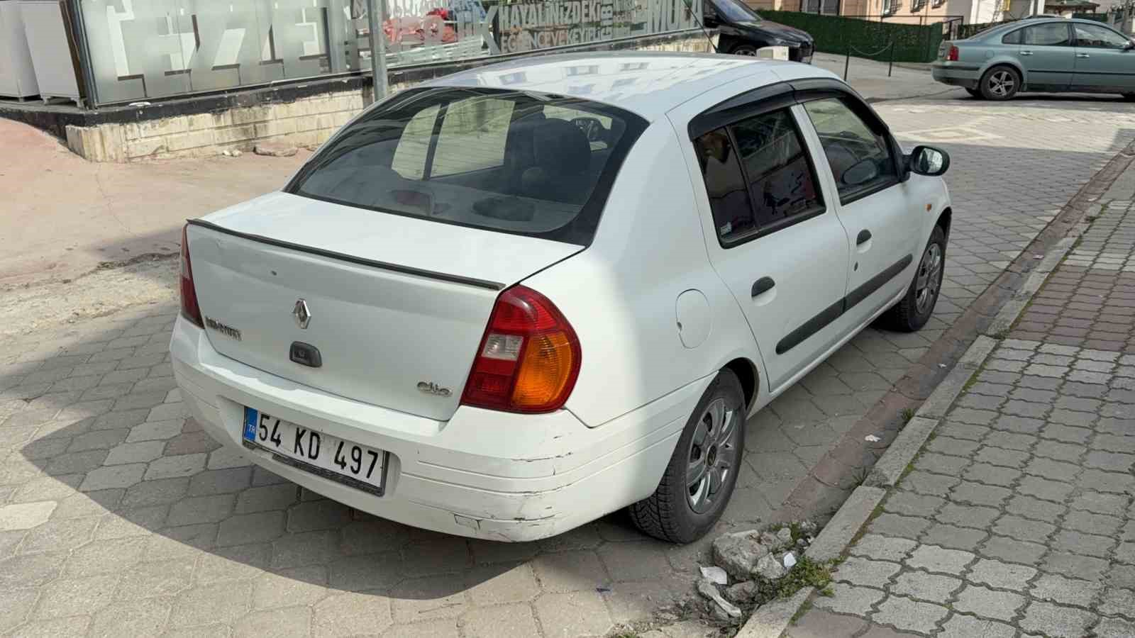 Motosiklet otomobile çarptı, 2 kardeş yaralandı
