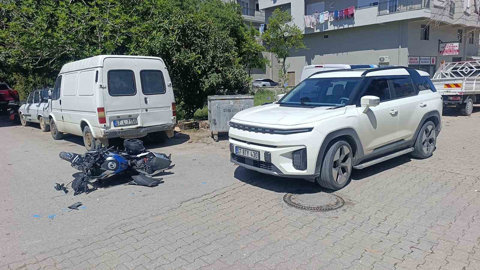 Motosiklet otomobile çarptı , o anlar güvenlik kamerasına yansıdı:1 yaralı
