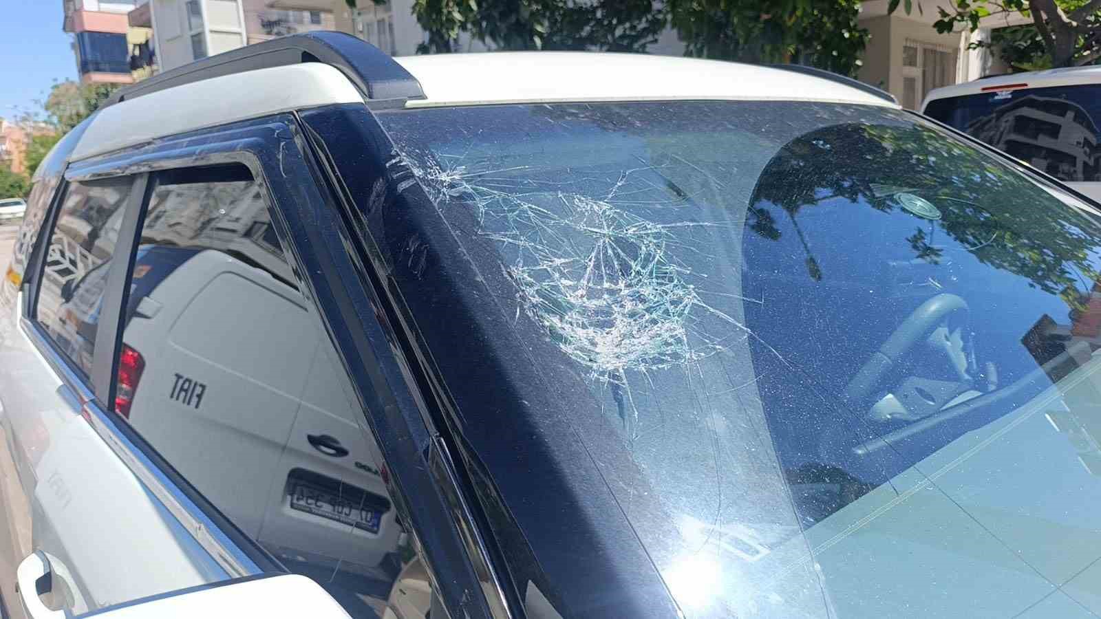 Motosiklet otomobile çarptı , o anlar güvenlik kamerasına yansıdı:1 yaralı
