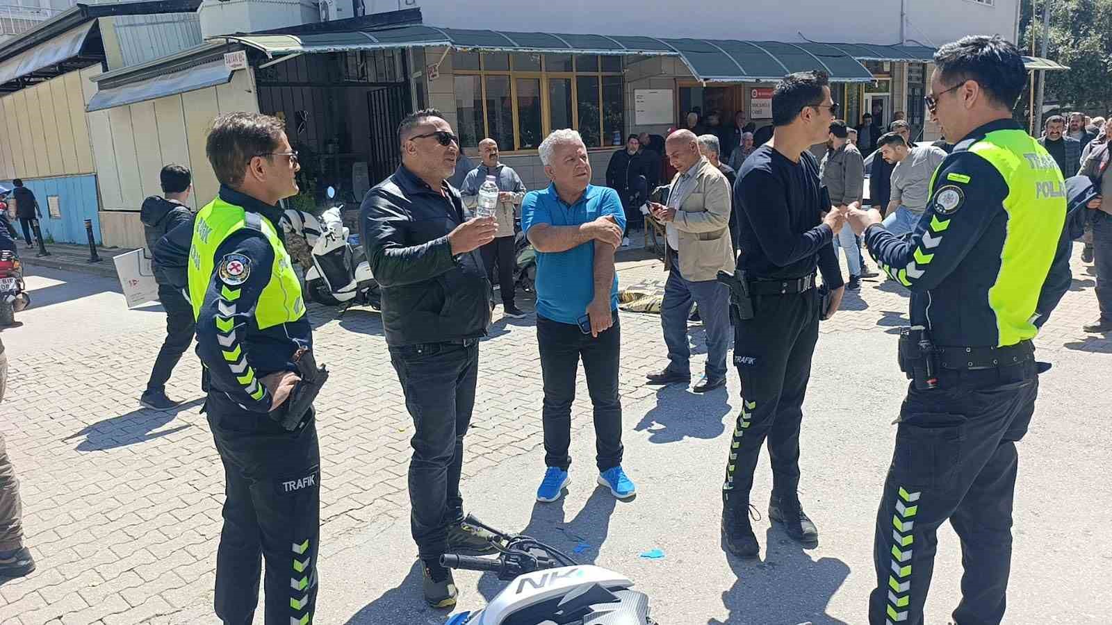 Motosiklet otomobile çarptı , o anlar güvenlik kamerasına yansıdı:1 yaralı
