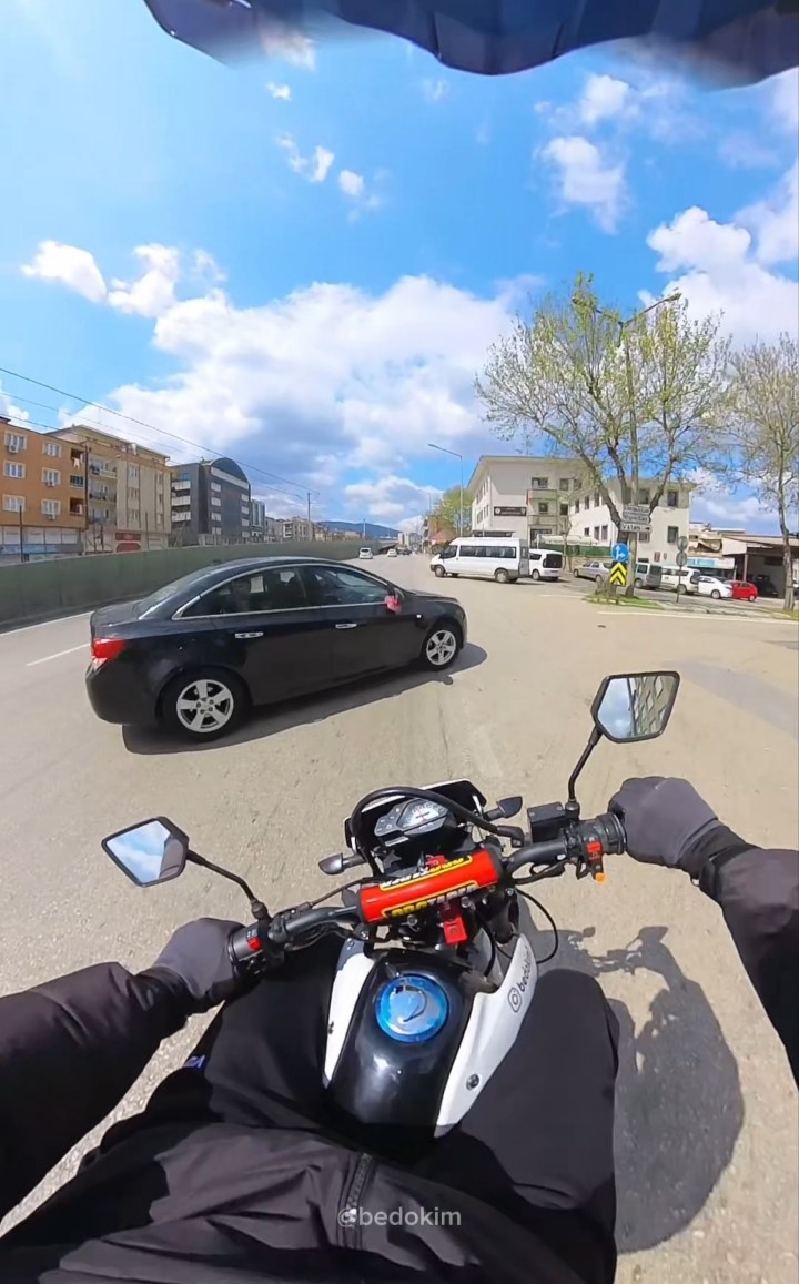 Motosiklet otomobile çarptı... O anlar kask kamerasına yansıdı
