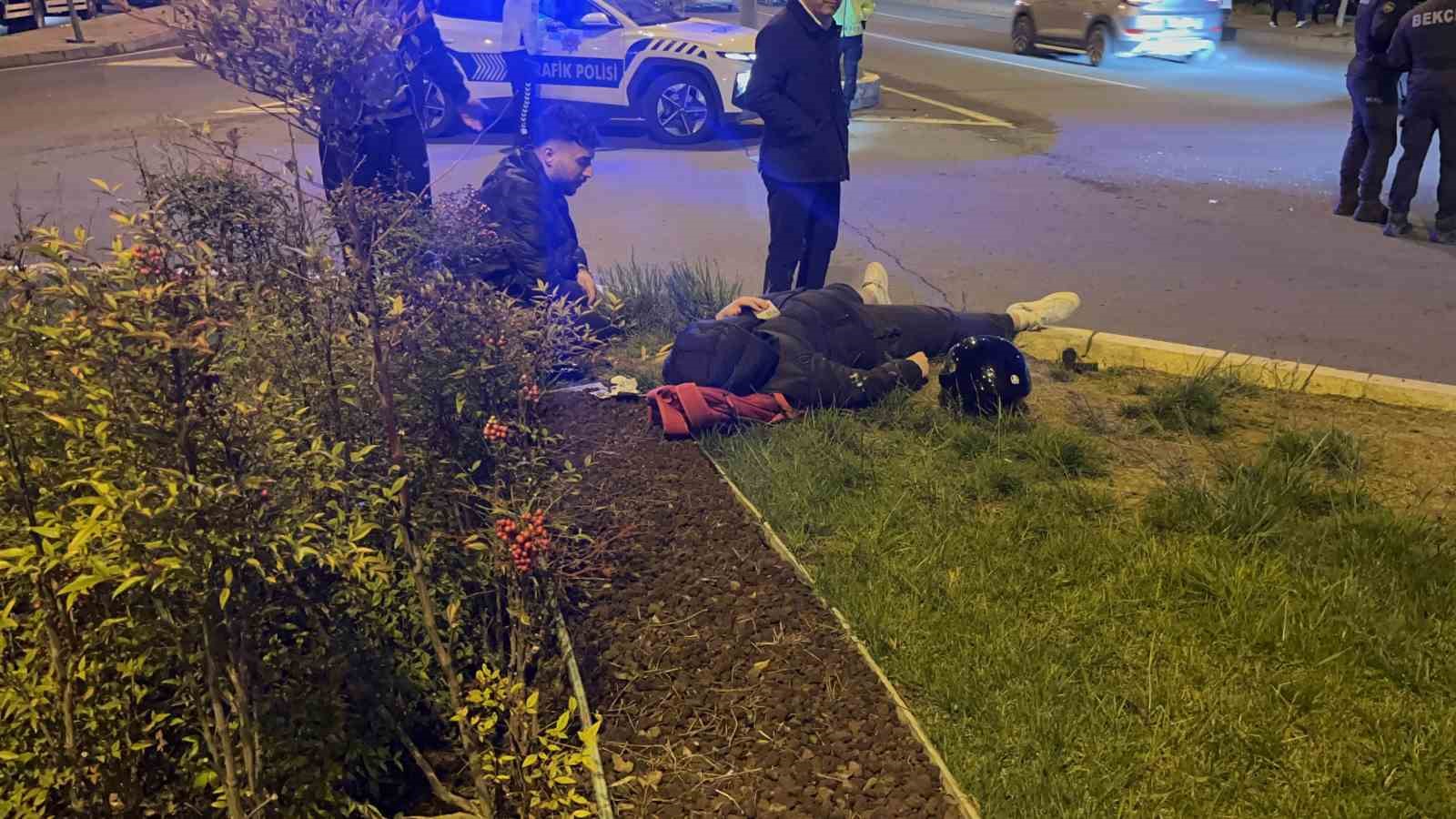 Motosiklet otomobile ok gibi saplandı: Kaza anı kamerada
