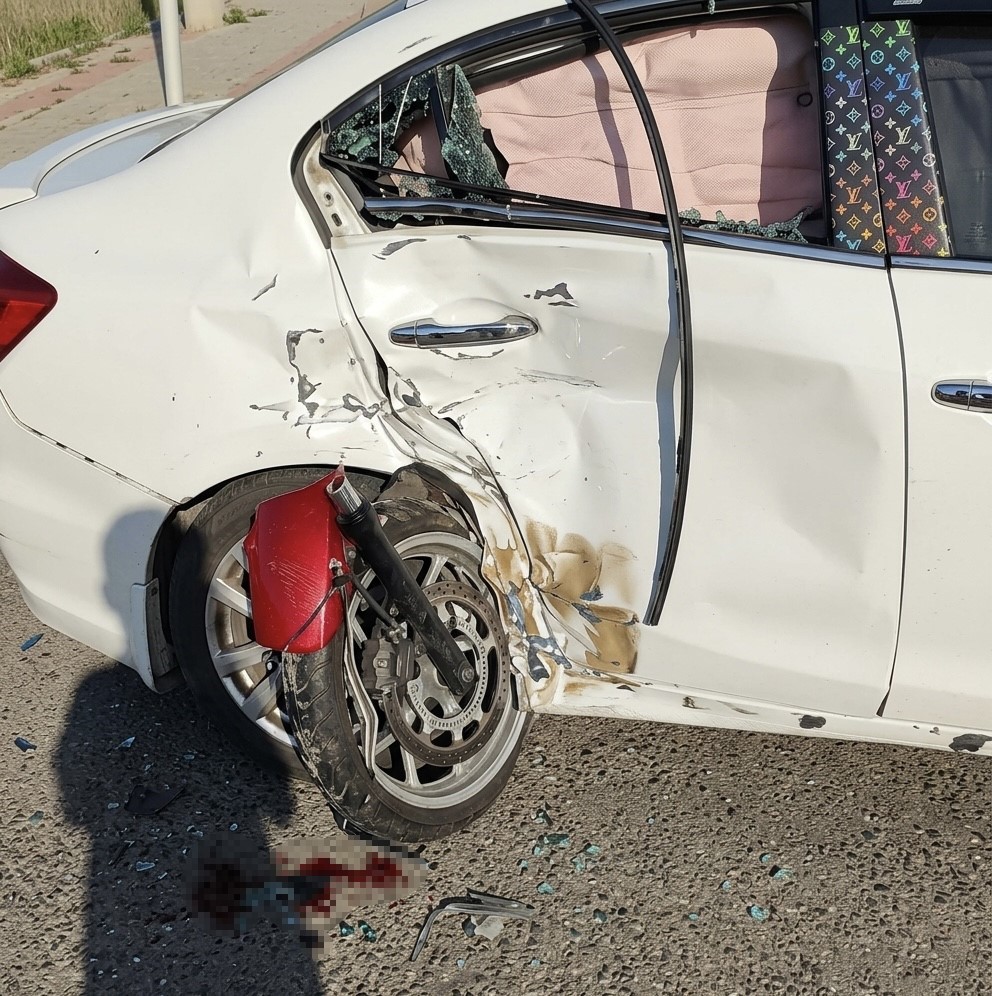 Motosiklet otomobile ok gibi saplandı
