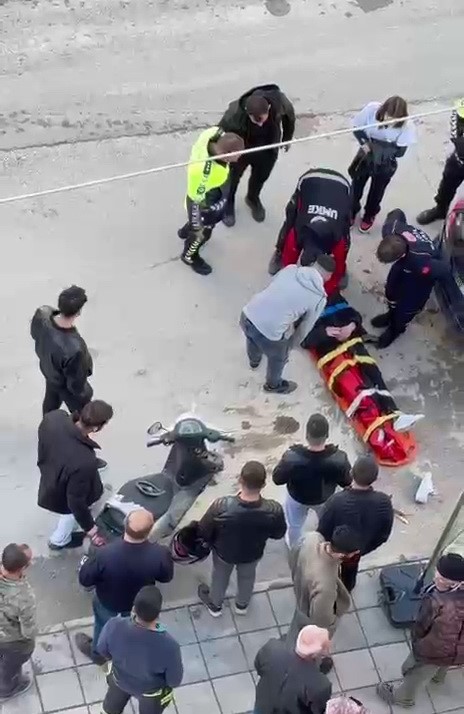 Motosiklet park halindeki otomobile çarptı: 1 yaralı
