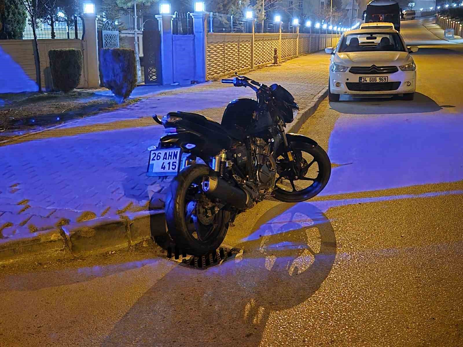 Motosiklet, servis aracı ile çarpıştı: 2 yaralı
