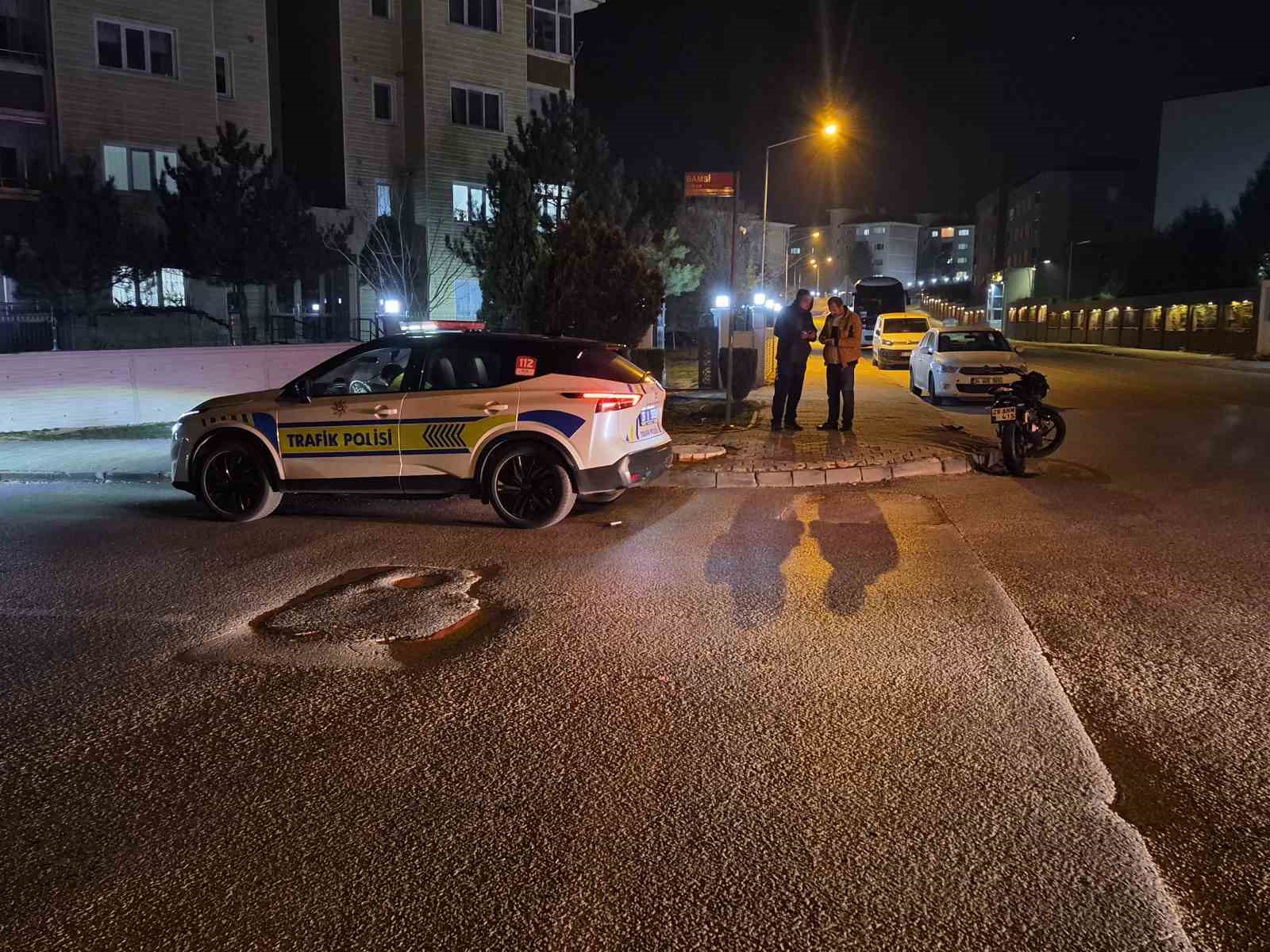 Motosiklet, servis aracı ile çarpıştı: 2 yaralı
