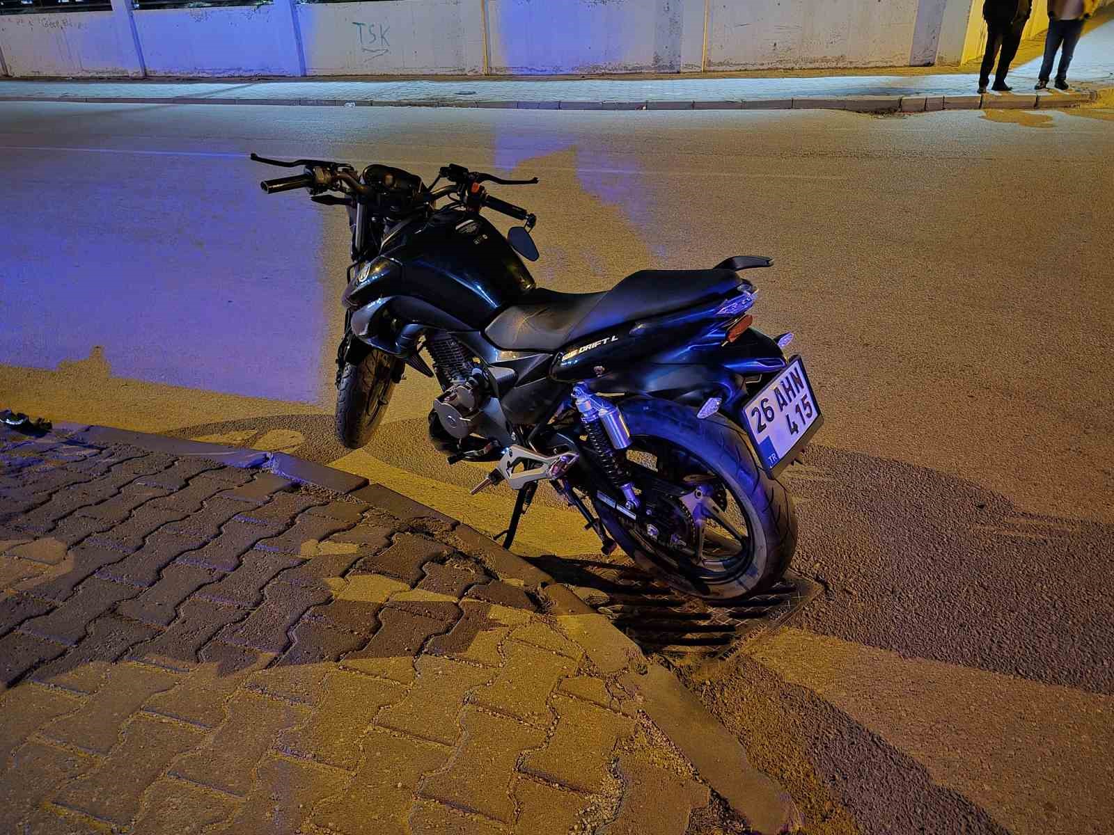 Motosiklet, servis aracı ile çarpıştı: 2 yaralı
