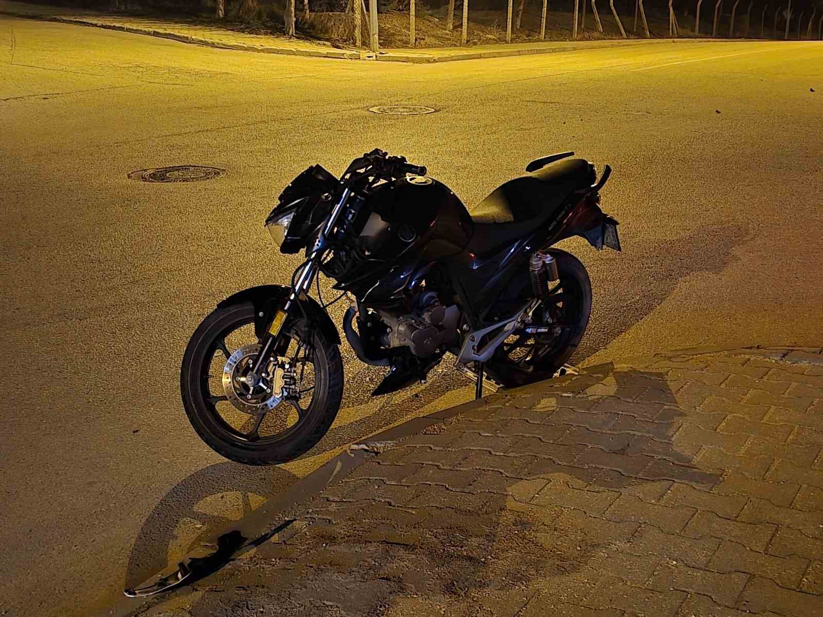 Motosiklet, servis aracı ile çarpıştı: 2 yaralı
