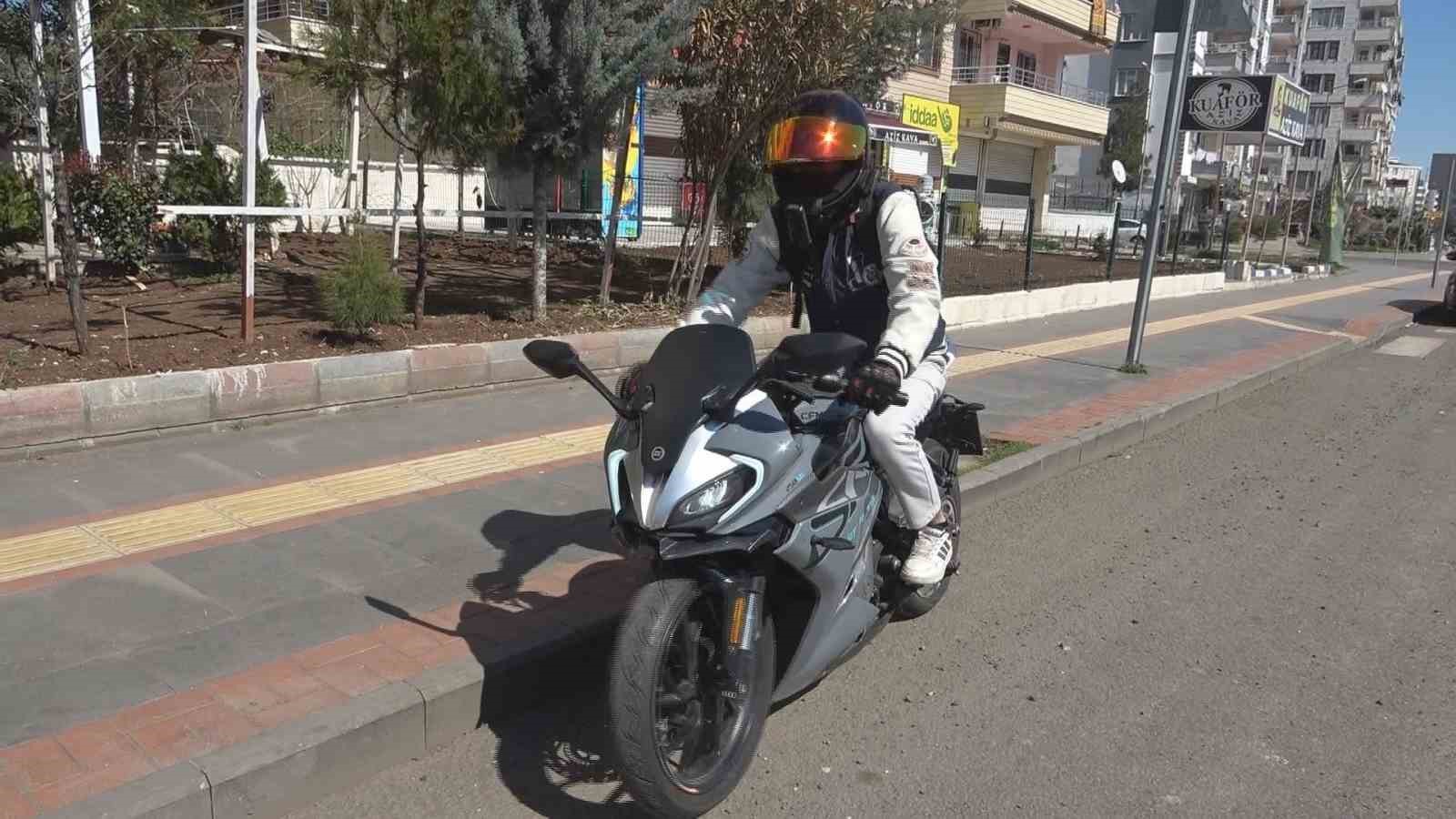 Motosiklet sürücüsüne ’emniyet kemeri takmamak’ cezası
