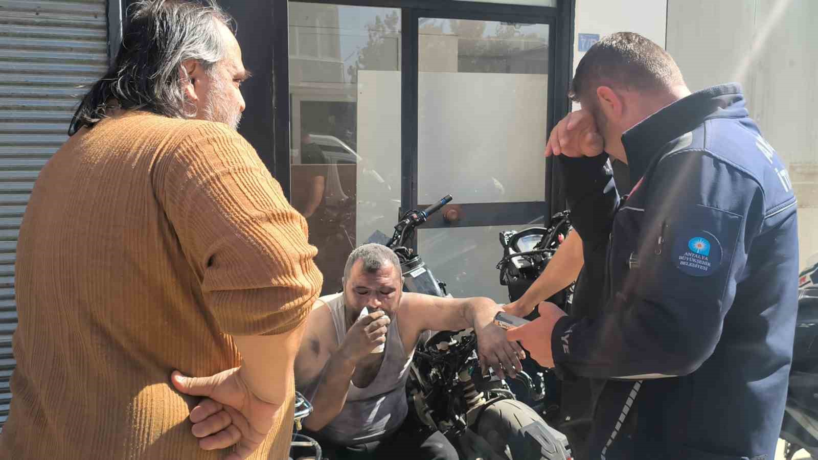 Motosiklet tamirhanesindeki yangın korkuttu
