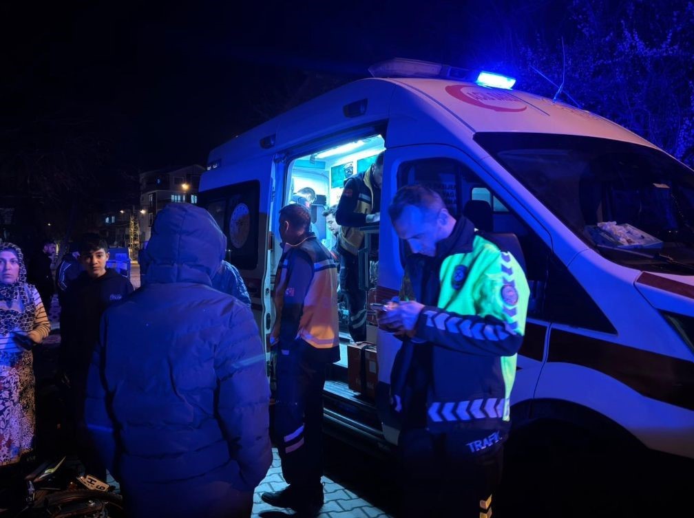 Motosiklet traktörün altında kaldı, sürücüsü araçtan atlayarak kurtuldu
